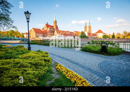 Fantastica vista dell'antica città di Breslavia in una giornata di sole. Scena pittoresca. Ubicazione luogo famoso Cattedrale di San Giovanni Battista, Polonia, Europa. Foto Stock