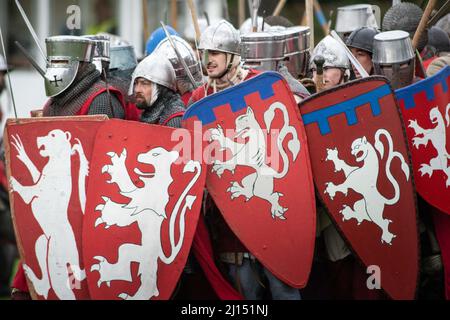 Evesham, Worcestershire, Regno Unito. 7th Agosto 2021. Nella foto: I re-enattori praticano tecniche di combattimento dopo un'assenza di battaglia di 2 anni dovuta al pande Covid Foto Stock