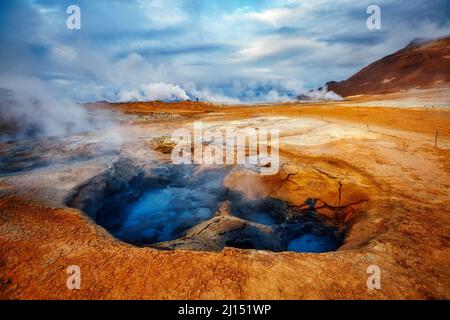 Vista ominosa zona geotermica Hverir (Hverarond) vicino al lago Myvatn. Popolare attrazione turistica. Scena drammatica e pittoresca. Ubicazione luogo Krafla NO Foto Stock