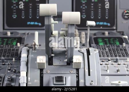 Leve di spinta di un twin propulsori aereo di linea Foto Stock