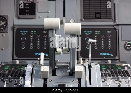 Leve di spinta di un twin propulsori aereo di linea Foto Stock