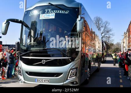 Cardiff, Galles - Marzo 2022: Pullman che porta la squadra italiana di rugby che attraversa il centro di Cardiff fino allo stadio Foto Stock