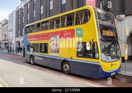 Dublino Marzo 2022: Dublin Bus è una filiale del CIÉ e fornisce servizi di autobus all'interno di Dublino, nonché da e per le aree circostanti. Foto Stock