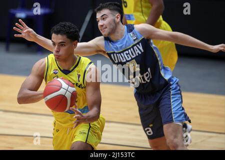 Los Dos Caminos, Miranda. Ve - MARZO 21: Santiago Velasquez #2 della squadra colombiana in mano davanti alla difesa Matias Espinosa #12 della Ota Foto Stock