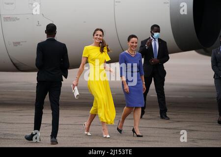 La duchessa di Cambridge arriva all'aeroporto internazionale Norman Manley di Kingston, Giamaica, il quarto giorno del loro tour dei Caraibi per conto della Regina per celebrare il suo Giubileo del platino. Data foto: Martedì 22 marzo 2022. Foto Stock