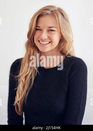 La felicità è un lavoro interno. Ritratto di una bella giovane donna. Foto Stock