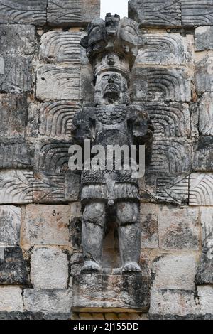 Figura Atlante, Palazzo delle maschere, Kabah, sito archeologico Maya nella regione Puuc dello Yucatan occidentale, Messico Foto Stock