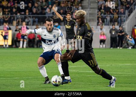 Il centrocampista di Los Angeles José Cifuentes (11) è difeso dal centrocampista di Vancouver Whitecaps Russell Teibert (31) durante una partita MSL, domenica 20 marzo, Foto Stock