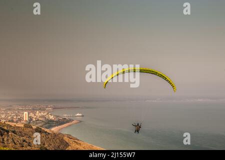 Beachy Head, Eastbourne, East Sussex, Regno Unito. 22nd Mar 2022. Un'altra gloriosa giornata di primavera sulla costa meridionale con vento dal Sud Est porta i piloti del parapendio al sito che si affaccia sulla città di Eastbourne e la spiaggia. Credit: David Burr/Alamy Live News Foto Stock