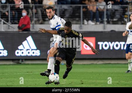 Los Angeles FC Forward Latif Blessing (7) lotta per il possesso con Vancouver Whitecaps midfielder Russell Teibert (31) durante un incontro MSL, Domenica, M. Foto Stock