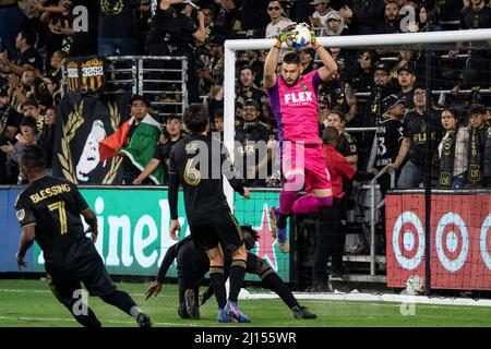 Il portiere del Los Angeles FC Maxime Crépeau (16) si aggiudica una croce durante una partita MSL contro i Vancouver Whitecaps, domenica 20 marzo 2022, al Banc Foto Stock