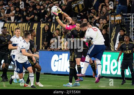 Il portiere del Los Angeles FC Maxime Crépeau (16) si aggiudica una croce durante una partita MSL contro i Vancouver Whitecaps, domenica 20 marzo 2022, al Banc Foto Stock