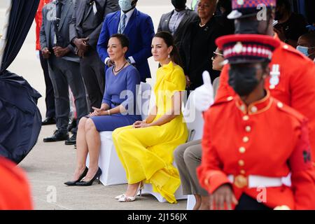 La duchessa di Cambridge arriva all'aeroporto internazionale Norman Manley di Kingston, Giamaica, il quarto giorno del loro tour dei Caraibi per conto della Regina per celebrare il suo Giubileo del platino. Data foto: Martedì 22 marzo 2022. Foto Stock