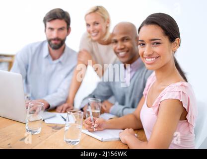 Lavoro di squadra in ufficio. Shot di sorridenti uomini d'affari in una riunione d'affari. Foto Stock