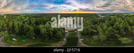 Edificio a più piani nella foresta. Foto da un quadricottero. Foto Stock