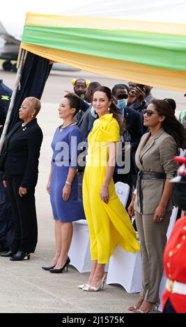 La duchessa di Cambridge arriva all'aeroporto internazionale Norman Manley di Kingston, Giamaica, il quarto giorno del loro tour dei Caraibi per conto della Regina per celebrare il suo Giubileo del platino. Data foto: Martedì 22 marzo 2022. Foto Stock