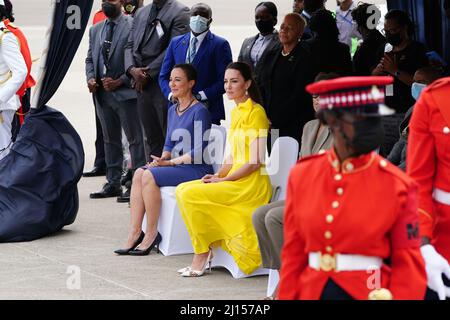 La duchessa di Cambridge arriva all'aeroporto internazionale Norman Manley di Kingston, Giamaica, il quarto giorno del loro tour dei Caraibi per conto della Regina per celebrare il suo Giubileo del platino. Data foto: Martedì 22 marzo 2022. Foto Stock