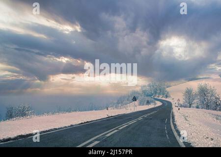 Paesaggi invernali delle Langhe piemontesi immersi nella neve, nell'inverno del 2022 Foto Stock