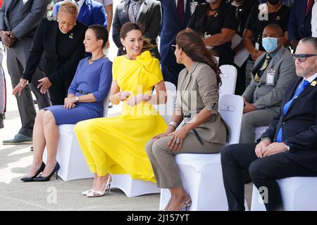 La duchessa di Cambridge arriva all'aeroporto internazionale Norman Manley di Kingston, Giamaica, il quarto giorno del loro tour dei Caraibi per conto della Regina per celebrare il suo Giubileo del platino. Data foto: Martedì 22 marzo 2022. Foto Stock