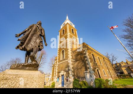 La statua di Pocahontas nel cimitero di St Georges Gravesend Kent in una giornata di primavera soleggiata. Foto Stock
