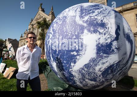 Weston-super-Mare, North Somerset, Regno Unito. 20th luglio 2021. Nella foto: Luke Jerram insieme ad una delle sue opere d'arte 'Gaia' fuori Weston-super-Mare Town Foto Stock