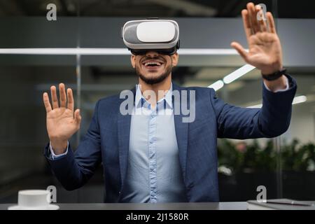 Ritratto del responsabile IT che sta sperimentando la realtà virtuale in ufficio Foto Stock