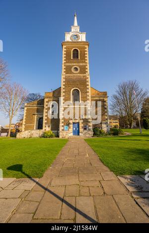 Il cortile della chiesa di St Georges Gravesend Kent, in una giornata di primavera soleggiata Foto Stock