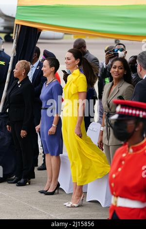 La duchessa di Cambridge arriva all'aeroporto internazionale Norman Manley di Kingston, Giamaica, il quarto giorno del loro tour dei Caraibi per conto della Regina per celebrare il suo Giubileo del platino. Data foto: Martedì 22 marzo 2022. Foto Stock