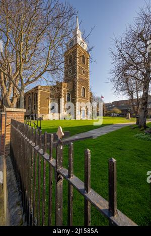 Il cortile della chiesa di St Georges Gravesend Kent, in una giornata di primavera soleggiata Foto Stock