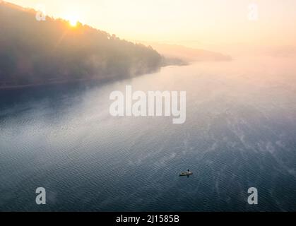 Un pescatore solista all'alba sul lago Zirahuen a Michoacan, Messico. Foto Stock