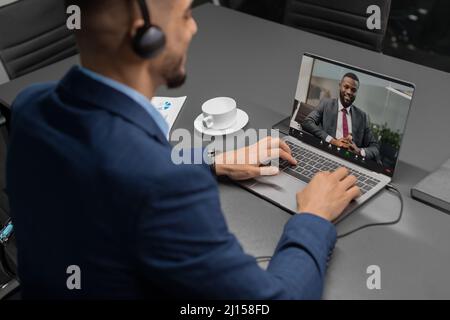 Uomo d'affari che ha una videoconferenza con il partner nero business Foto Stock