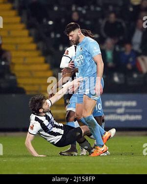 I tempri si fanno beffe tra Harry Arter della contea di Notts e Will Evans di Boreham Wood durante la partita della Vanarama National League a Meadow Lane, Nottingham. Data foto: Martedì 22 marzo 2022. Foto Stock