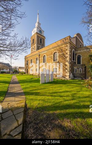 Il cortile della chiesa di St Georges Gravesend Kent, in una giornata di primavera soleggiata Foto Stock