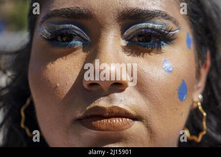 San Salvador, El Salvador. 22nd Mar 2022. Una donna è vista indossare trucco assomigliare goccioline d'acqua durante una protesta per il riconoscimento dell'acqua come un diritto umano a San Salvador. I manifestanti si recano per le strade di San Salvador per chiedere il riconoscimento dell’acqua come diritto umano. Ogni 22nd marzo viene commemorata la Giornata Mondiale dell'acqua per difendere i diritti di circa 2,2 miliardi di persone che vivono senza accesso all'acqua pulita. Credit: SOPA Images Limited/Alamy Live News Foto Stock