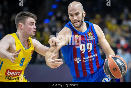 Berlino, Germania. 22nd Mar 2022. Basket: Eurolega, Alba Berlin - FC Barcellona, Main Round, Matchday 31, Max-Schmeling-Halle. Jonas Mattisseck (l) di Alba combatte per la palla contro Nick Calathes del FC Barcelona. Credit: Andreas Gora/dpa/Alamy Live News Foto Stock