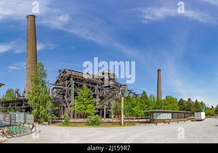 Disusato altoforno stabilimento a Duisburg, zona Ruhr distretto industria rovine Foto Stock