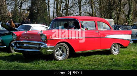 1950s Chevrolet Bel Air Muscle car a Cars on the Green, Downside Abbey, Somerset, Inghilterra. Foto Stock