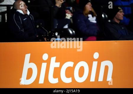 bordo pubblicitario bitcoin durante la partita della Vanarama National League a Meadow Lane, Nottingham. Data foto: Martedì 22 marzo 2022. Foto Stock