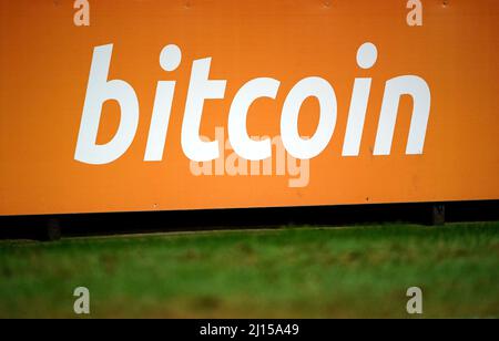 bordo pubblicitario bitcoin durante la partita della Vanarama National League a Meadow Lane, Nottingham. Data foto: Martedì 22 marzo 2022. Foto Stock