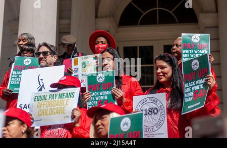 Gli attivisti, i leader della comunità, i membri dei sindacati e i politici si riuniscono sui gradini del municipio di New York martedì 15 marzo 2022 per radunarsi contro la disparità retributiva nel giorno annuale della parità retributiva 16th. Le donne in tutto il mondo guadagnano mediamente 87 centesimi per ogni dollaro che la sua controparte maschile guadagna con regolazioni drammatiche per le donne di colore. (© Richard B. Levine) Foto Stock