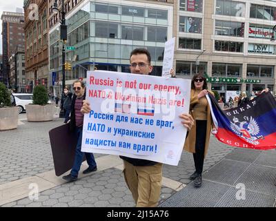 Una piccola banda di attivisti pro-russi marciano intorno a Union Square Park a New York mostrando il sostegno alla Russia domenica 20 marzo 2022. (© Frances M. Roberts) Foto Stock