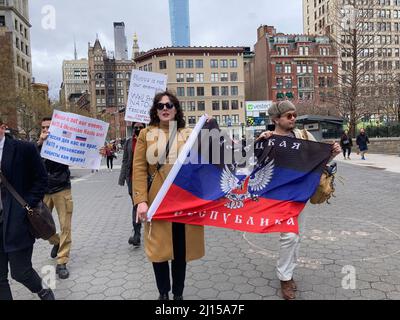 Una piccola banda di attivisti pro-russi marciano intorno a Union Square Park a New York mostrando il sostegno alla Russia domenica 20 marzo 2022. (© Frances M. Roberts) Foto Stock