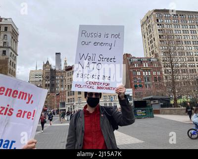 Una piccola banda di attivisti pro-russi marciano intorno a Union Square Park a New York mostrando il sostegno alla Russia domenica 20 marzo 2022. (© Frances M. Roberts) Foto Stock