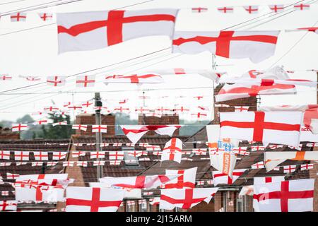 Torrington Avenue, Knowle West, Bristol, Regno Unito. 17th giugno 2021. Una strada immobiliare a Bristol è stata coperta di bandiere e coniglietti davanti all'Inghilterra Foto Stock