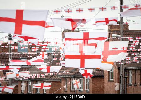 Torrington Avenue, Knowle West, Bristol, Regno Unito. 17th giugno 2021. Una strada immobiliare a Bristol è stata coperta di bandiere e coniglietti davanti all'Inghilterra Foto Stock