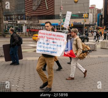 Una piccola banda di attivisti pro-russi marciano intorno a Union Square Park a New York mostrando il sostegno alla Russia domenica 20 marzo 2022. (© Richard B. Levine) Foto Stock