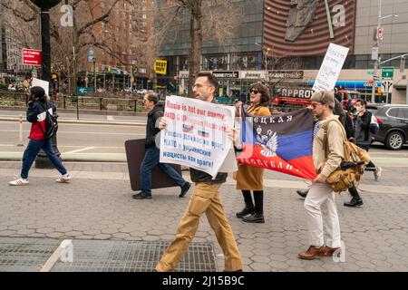 Una piccola banda di attivisti pro-russi marciano intorno a Union Square Park a New York mostrando il sostegno alla Russia domenica 20 marzo 2022. (© Richard B. Levine) Foto Stock