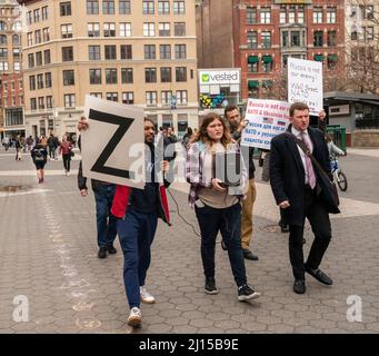 Una piccola banda di attivisti pro-russi marciano intorno a Union Square Park a New York mostrando il sostegno alla Russia domenica 20 marzo 2022. (© Richard B. Levine) Foto Stock