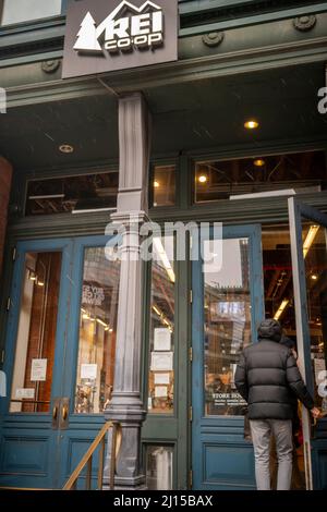Il negozio di articoli sportivi REI a Soho a New York sabato 12 marzo 2022. I lavoratori della REI hanno recentemente votato per unionizzare. (© Richard B. Levine) Foto Stock