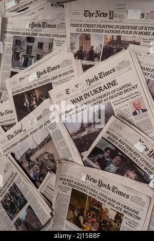 Una raccolta di alcune pagine del New York Times che fanno riferimento all’invasione russa dell’Ucraina, vista a New York mercoledì 9 marzo 2022 (© Richard B. Levine) Foto Stock